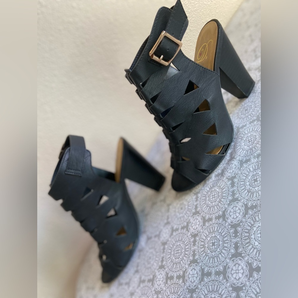 Derek Heart~Black~Cut Out Detail~Block Heel~Ankle Buckle Closure~Sandal~Size 6.5